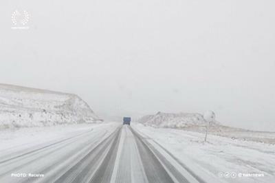 جاده صوفیان - تسوج درشهرستان شبستر آذربایجان شرقی نمک پاشی شد