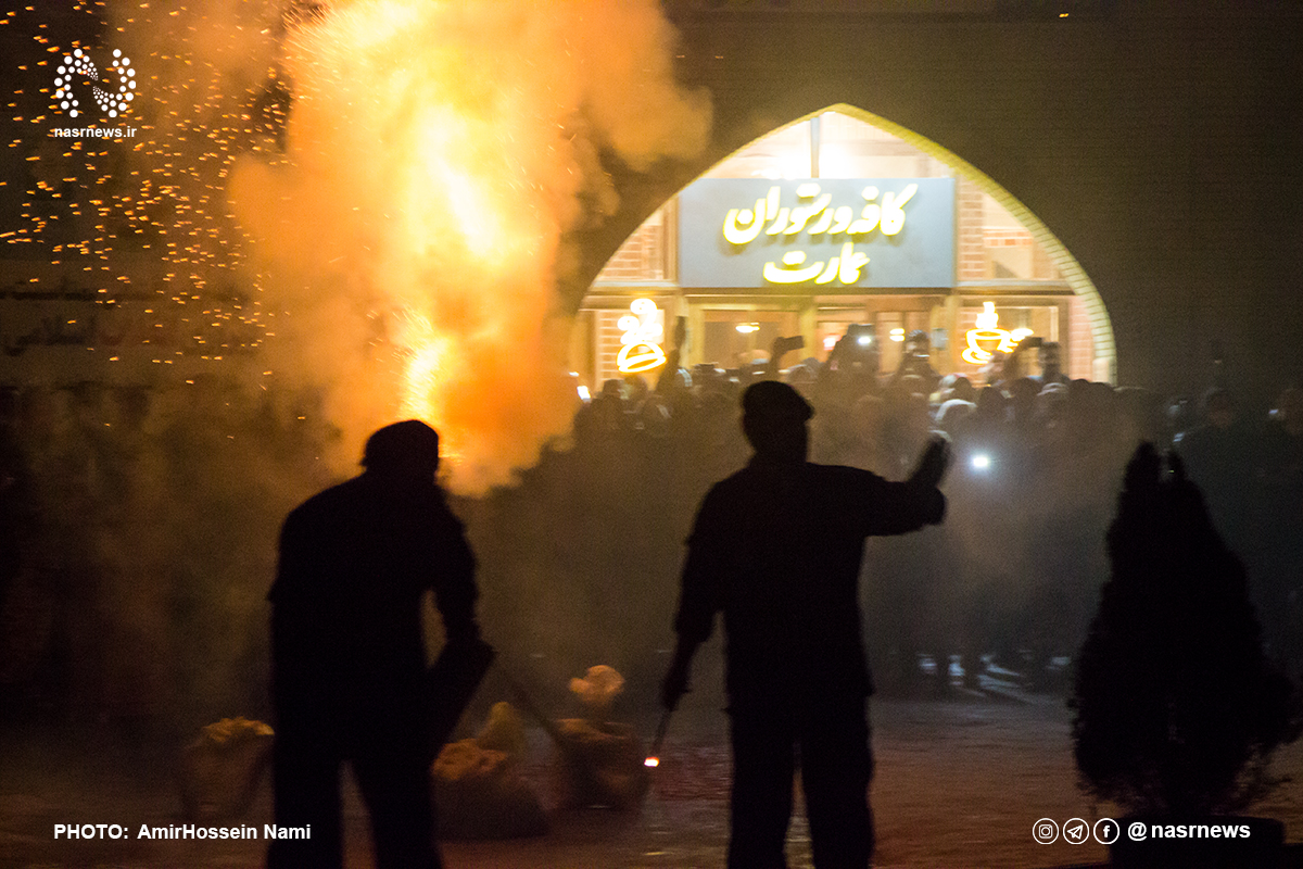 تصاویر | نورافشانی در سالروز پیروزی انقلاب اسلامی در تبریز
