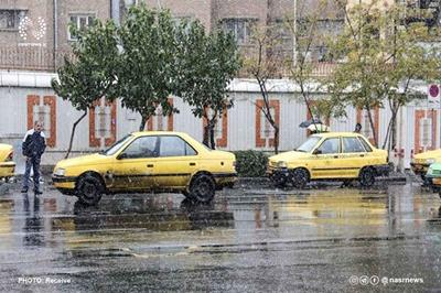 فیلم | شهروندان زیر باران و تاکسی‌های خالی
