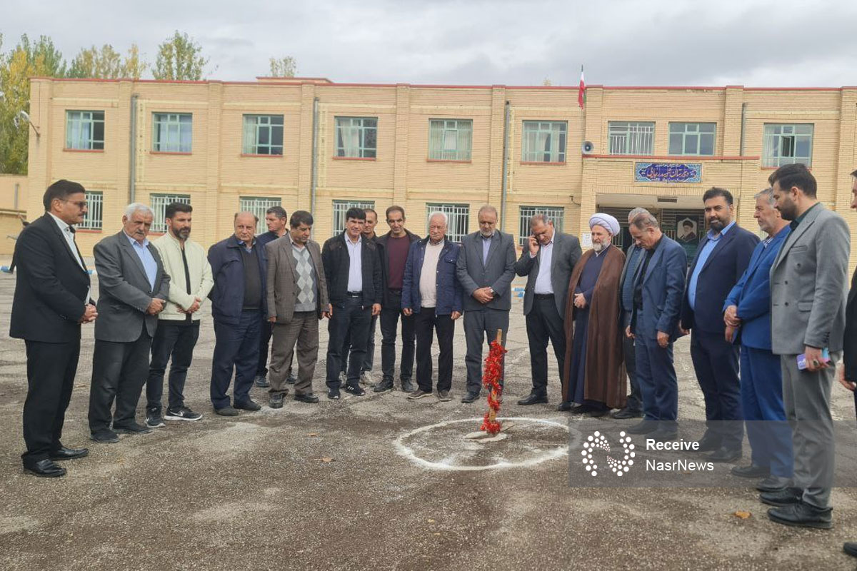 پروژه احداث چمن مصنوعی دبیرستان شهید رجایی شهر مهربان کلنگ زنی شد
