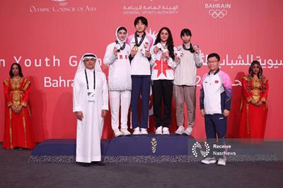 گردن‌آویز نقره و برنز بر گردن پینار لطفی‌زاده