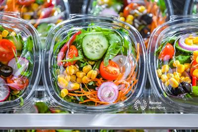 سالادهای آماده؛ وعده‌ای سالم یا تله‌ای میکروبی؟/ شست‌وشوی مجدد سالادهای بسته‌بندی لازم است؟
