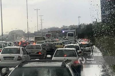 وقتی باران می‌بارد، ترافیک از کجا می‌آید و چرا شکل می‌گیرد؟
