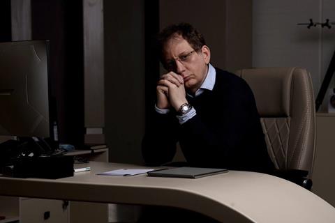 دشمن فقط پول را می‌ بیند