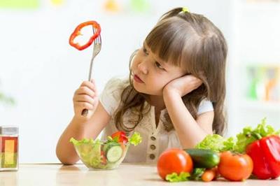 کودکی در محاصره صفحه‌های روشن و خوراکی‌های رنگارنگ