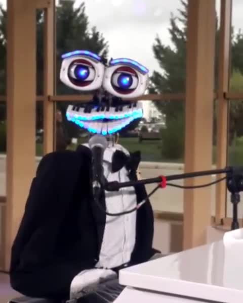 فیلم| ربات خواننده و نوازنده پیانو در نمایشگاه نوآوری و فناوری باکوتل ۲۰۱۹ 