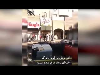 فیلم| غرق شدن یک تریلی در گودال بزرگ فاضلاب!