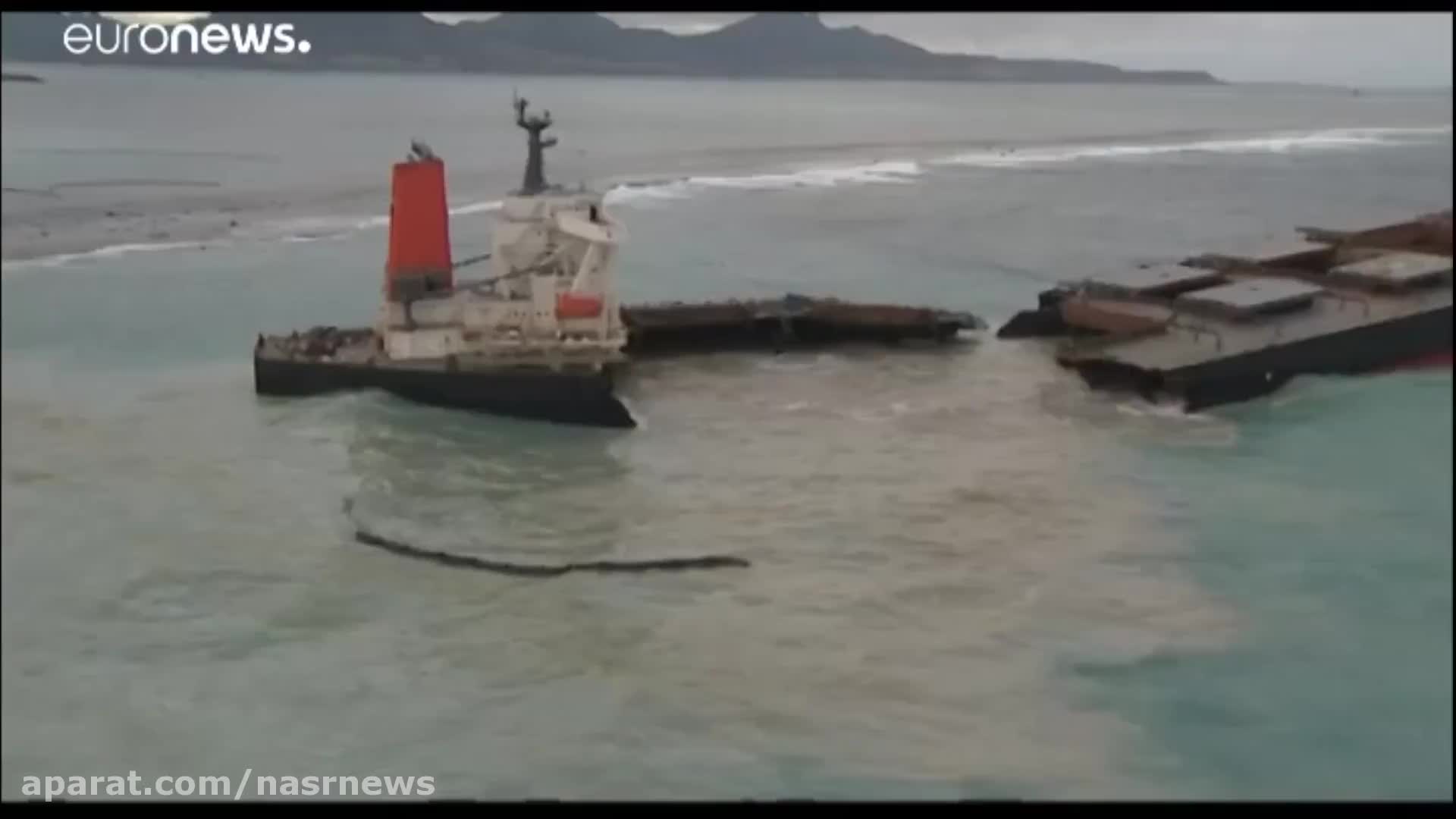 فیلم | نفتکش ‌ژاپنی در ساحل موریس دو تکه شد